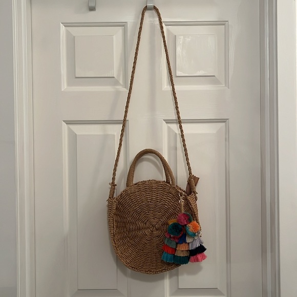 Adorable straw bag! Perfect for vacation! - Picture 2 of 9